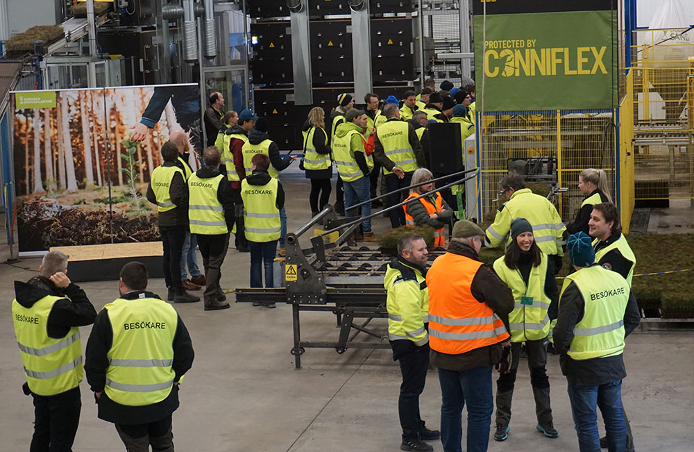 Gästerna tittade noggrant på den nya maskinlinjen under drift vid Stakhedens plantskola.